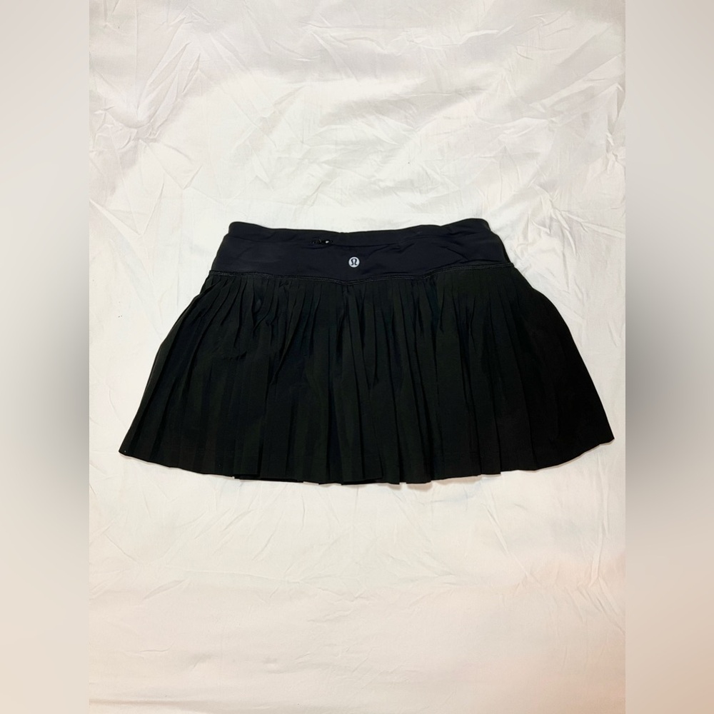 lululemon pleat to street tennis skirt (black, size 4)